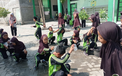 SEMARAK LOMBA 17 AGUSTUS DI MI UNGGULAN MA’ARIF NU: TUMBUHKAN SEMANGAT KEMERDEKAAN DENGAN CERIA