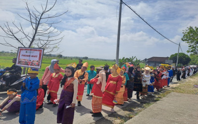 MI Unggulan Ma’arif NU Tikung Meriahkan Karnaval HUT RI ke-80