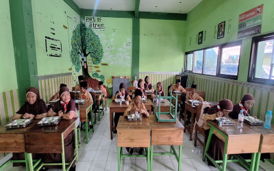 MI UNGGULAN MA’ARIF NU LAKSANAKAN PROGRAM MAKAN BERGIZI GRATIS DARI PRESIDEN PRABOWO